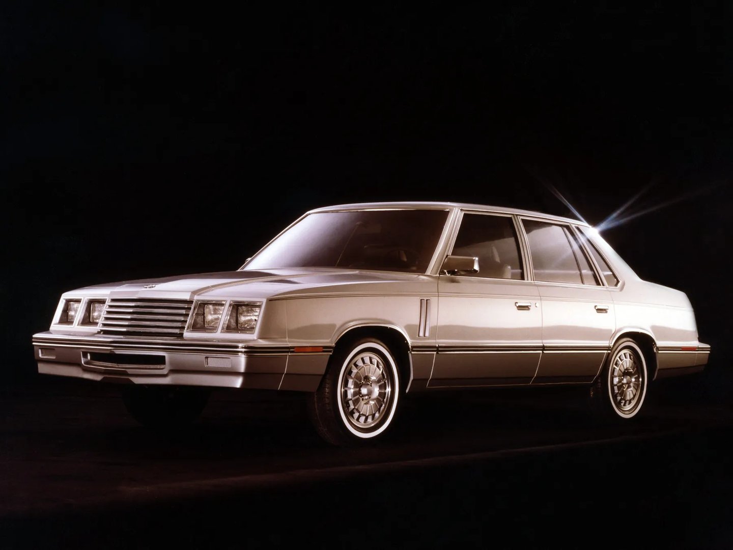 Dodge_600_1_generation__Sedan__1.jpg