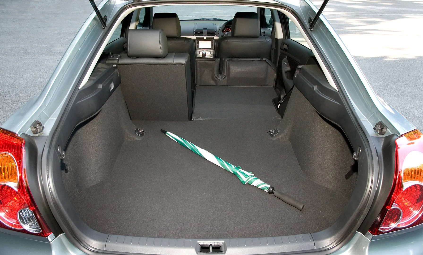 Toyota_Avensis_2_generation_restyling__Liftback__6.jpg