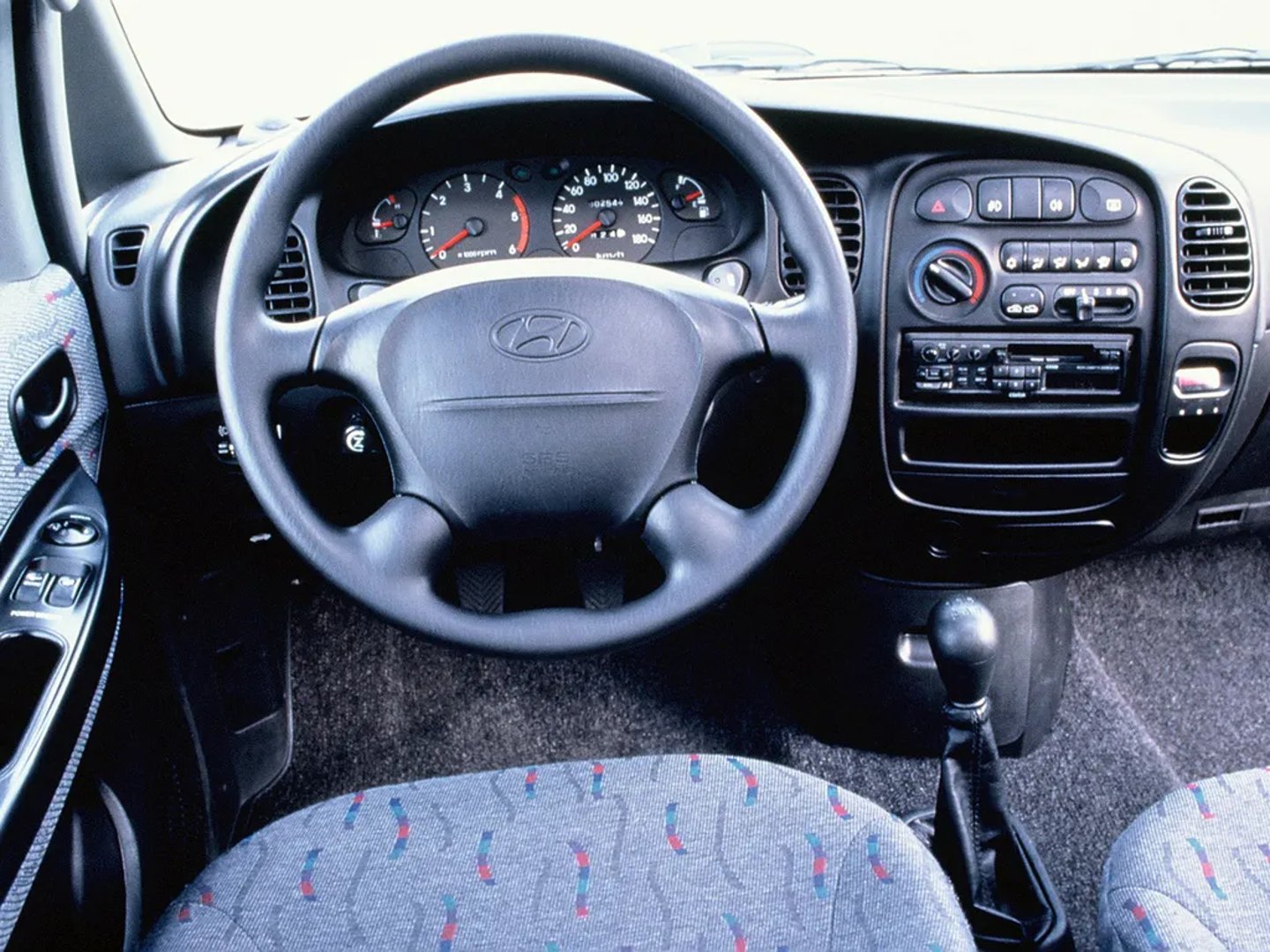 Hyundai_Starex_1_generation__Minivan__3.jpg