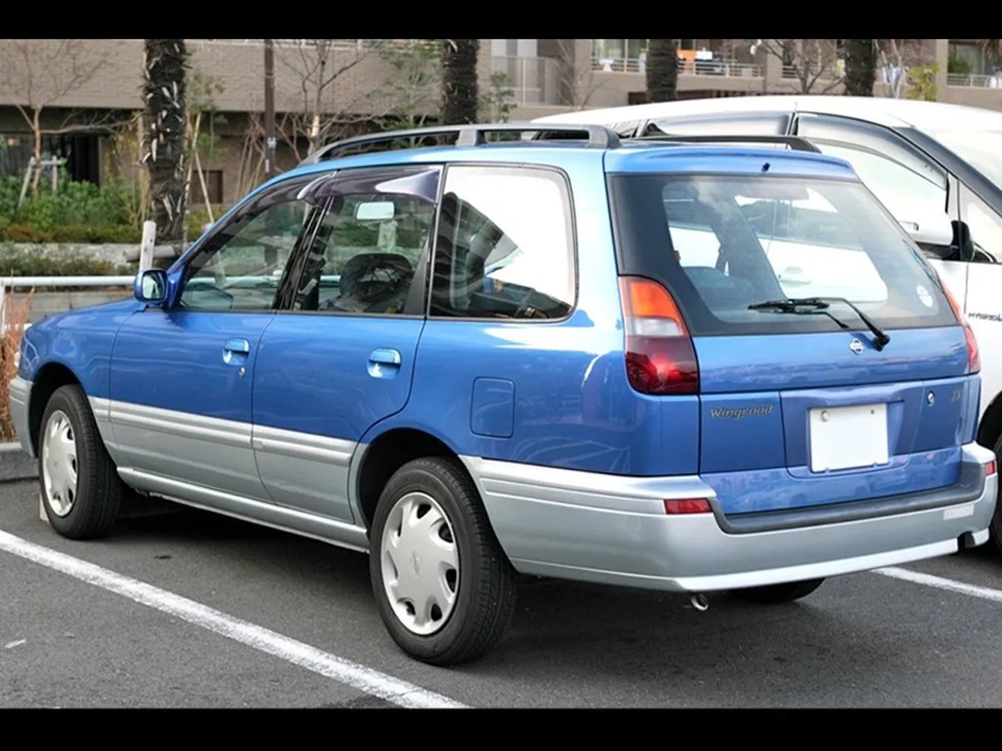 Nissan_Wingroad_1_generation__Estate_5-door__1.jpg