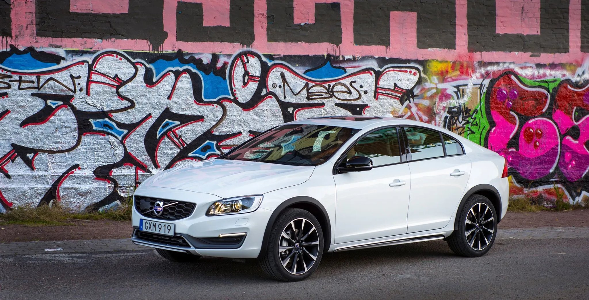 Volvo_S60_Cross_Country_1_generation__Sedan__6.jpg