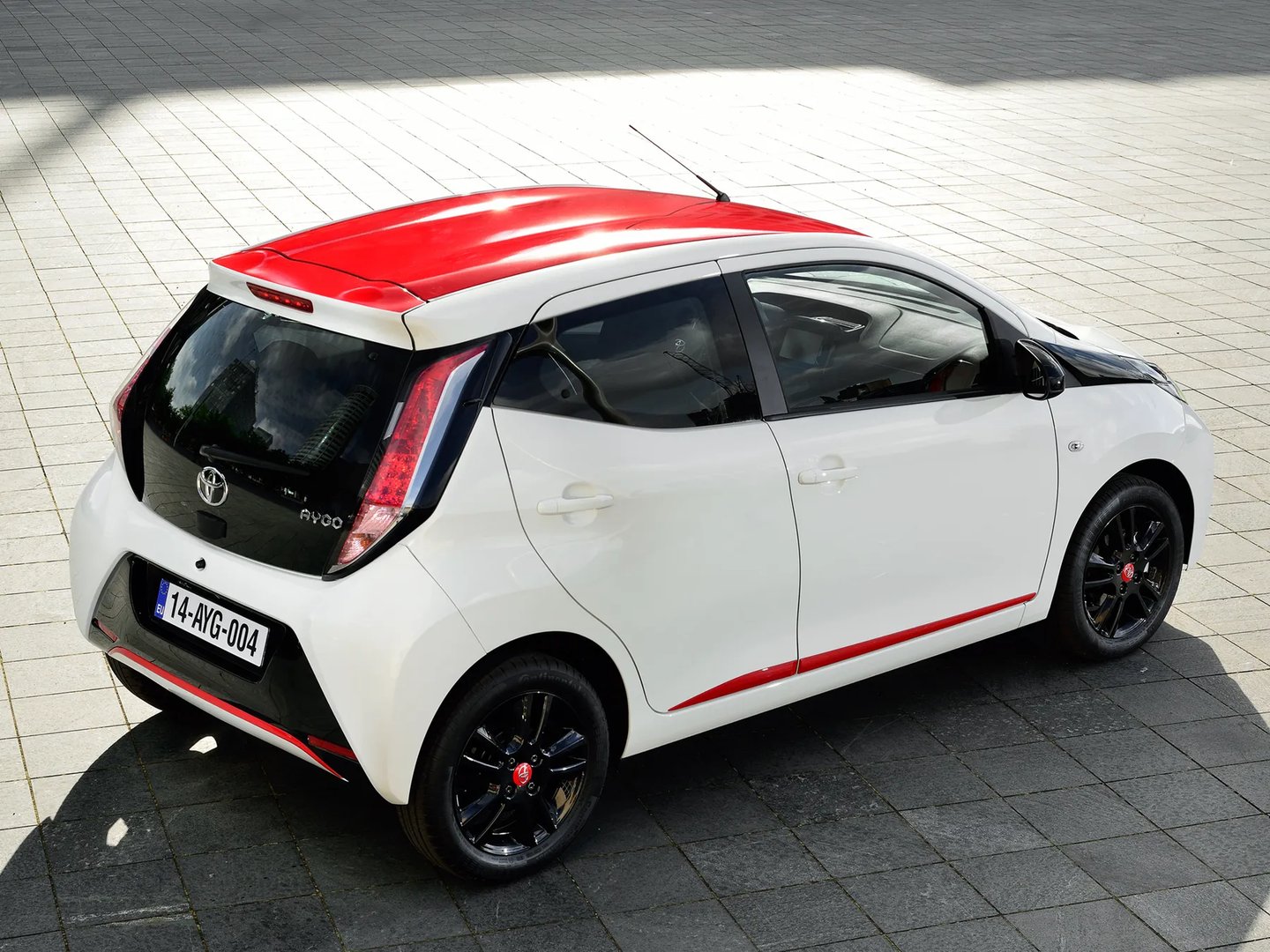 Toyota_Aygo_2_generation__Mini_5-doors__10.jpg
