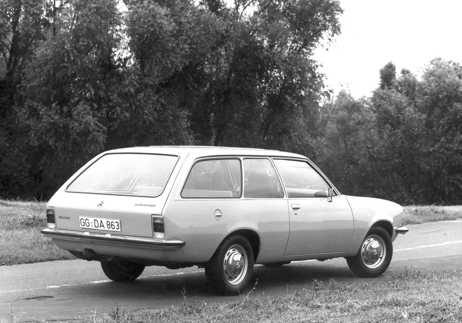 Opel_Rekord_4_generation__Estate_3-door__2.jpg