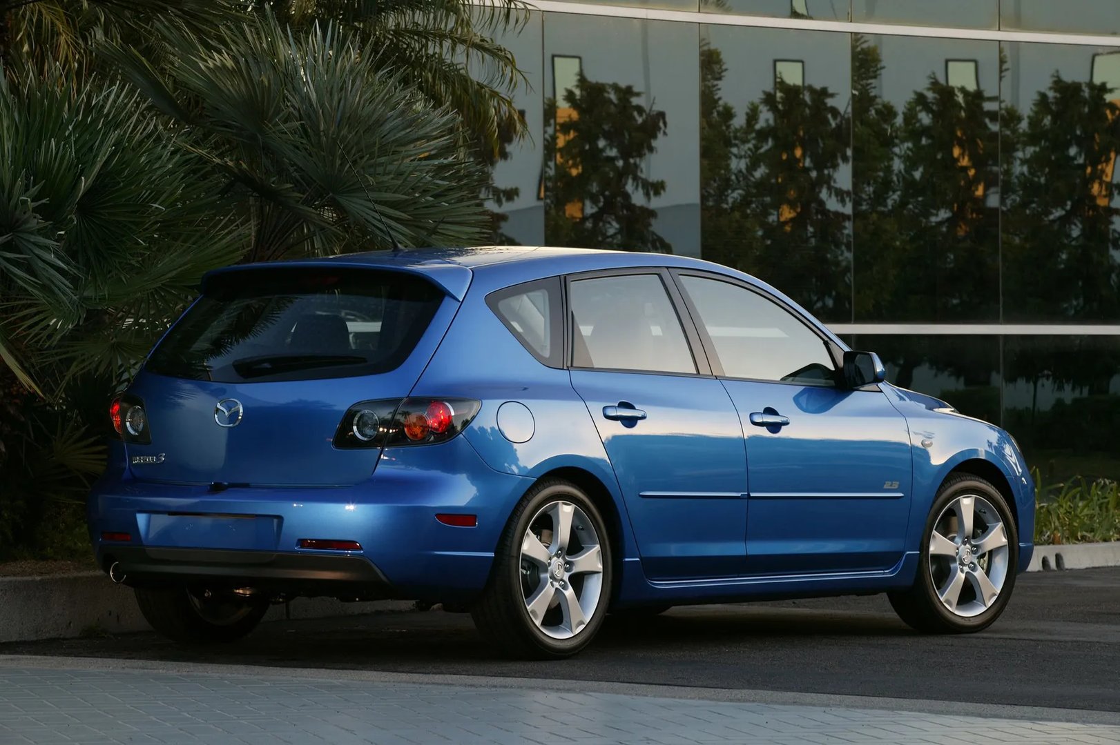 Mazda_3_1_generation__Hatchback_5-door__2.jpg