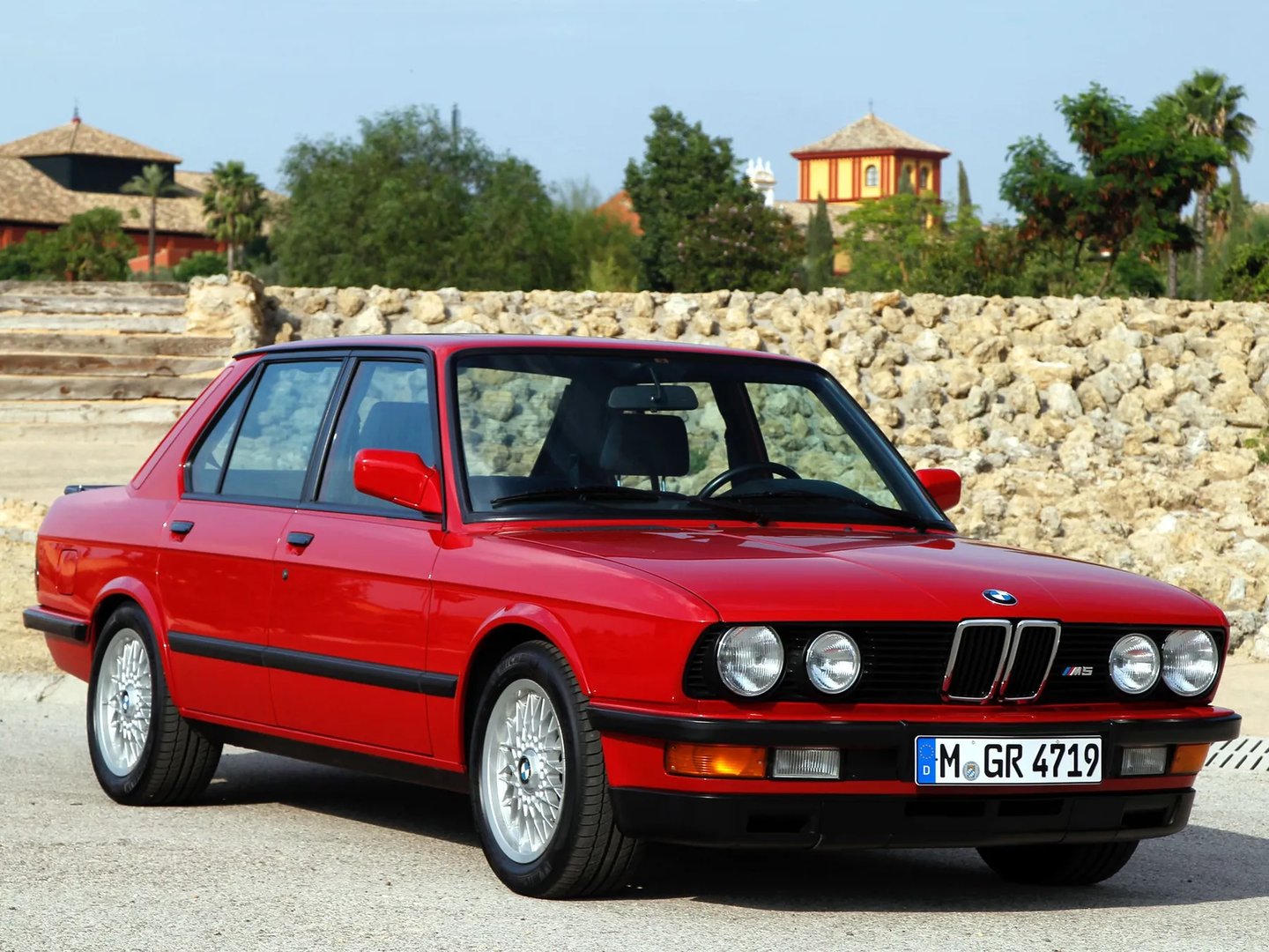 BMW_M5_1_generation__Sedan__5.jpg