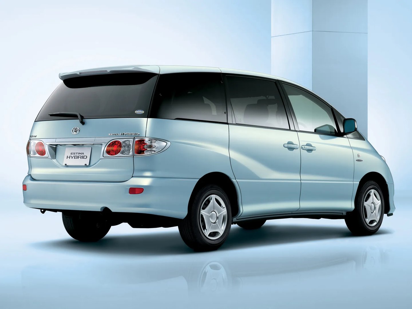 Toyota_Estima_2_generation_restyling__Minivan__2.jpg