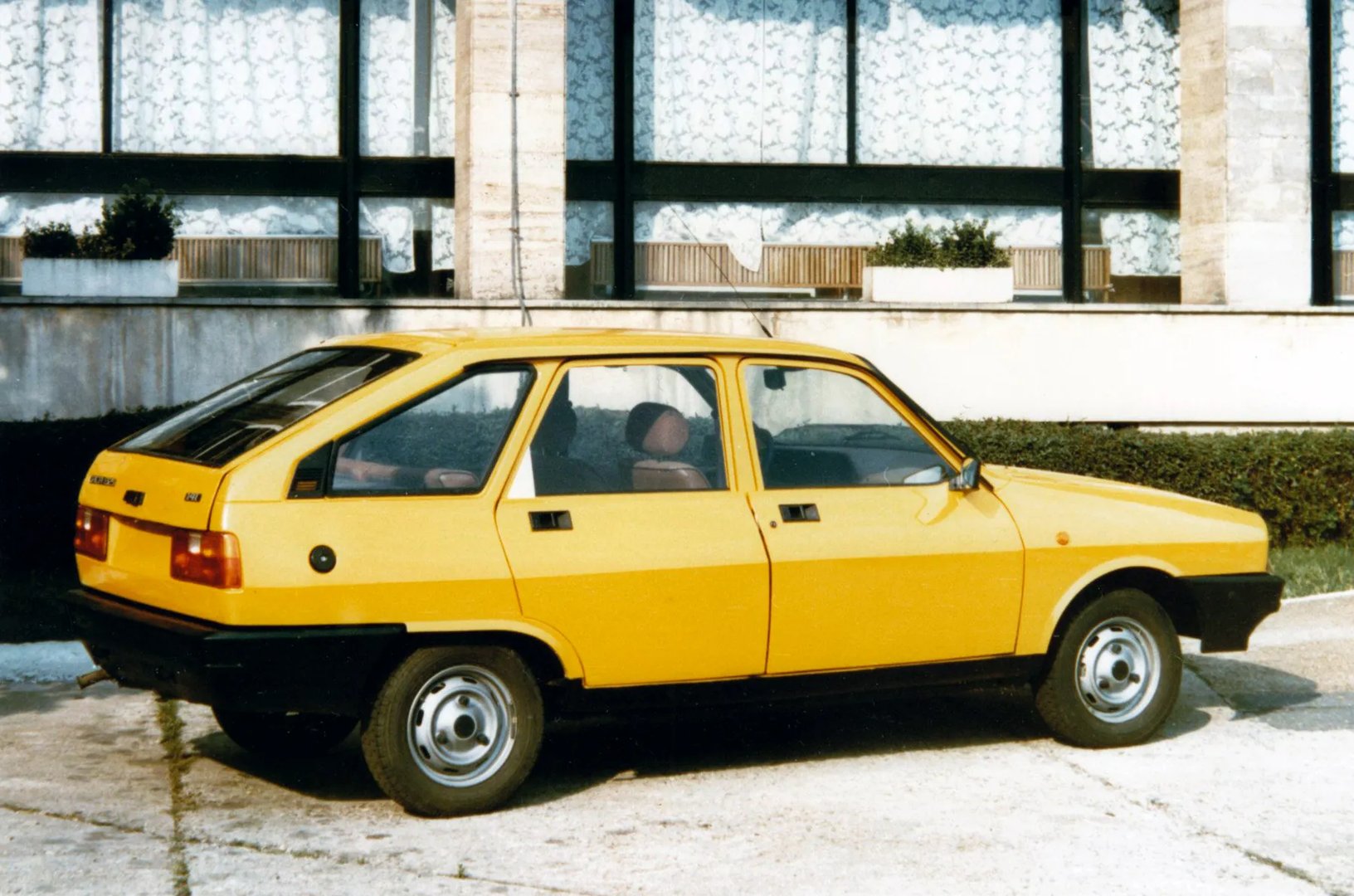 Dacia_1325_1_generation__Hatchback_5-door__1.jpg