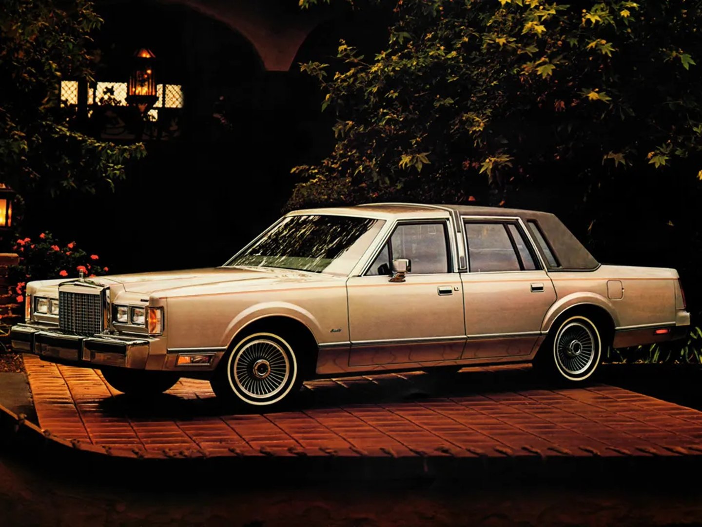 Lincoln_Town_Car_1_generation__Sedan__9.jpg