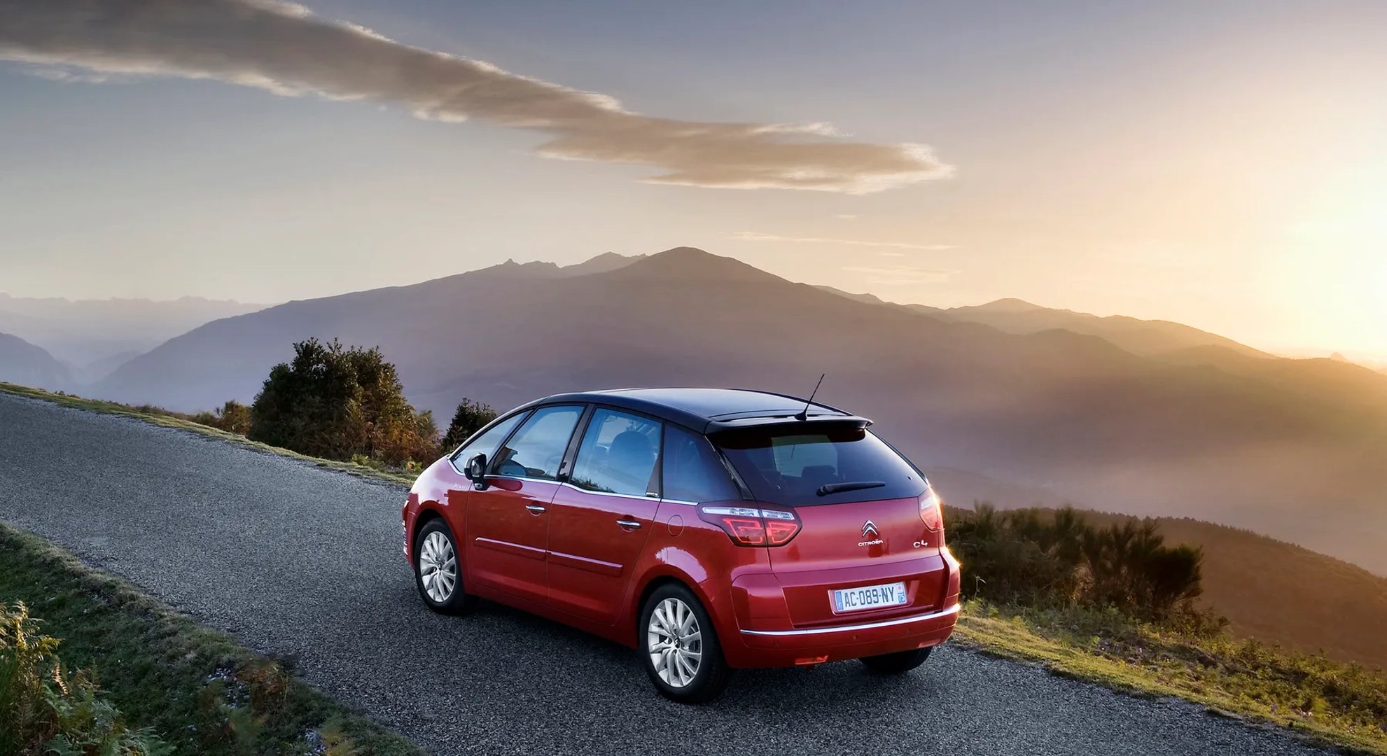 Citroen_C4_Picasso_1_generation__Compact_Van__13.jpg