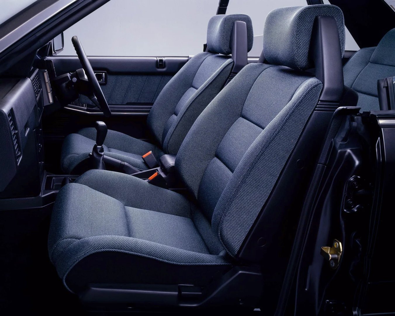 Nissan_Skyline_7_generation__Sedan__10.jpg