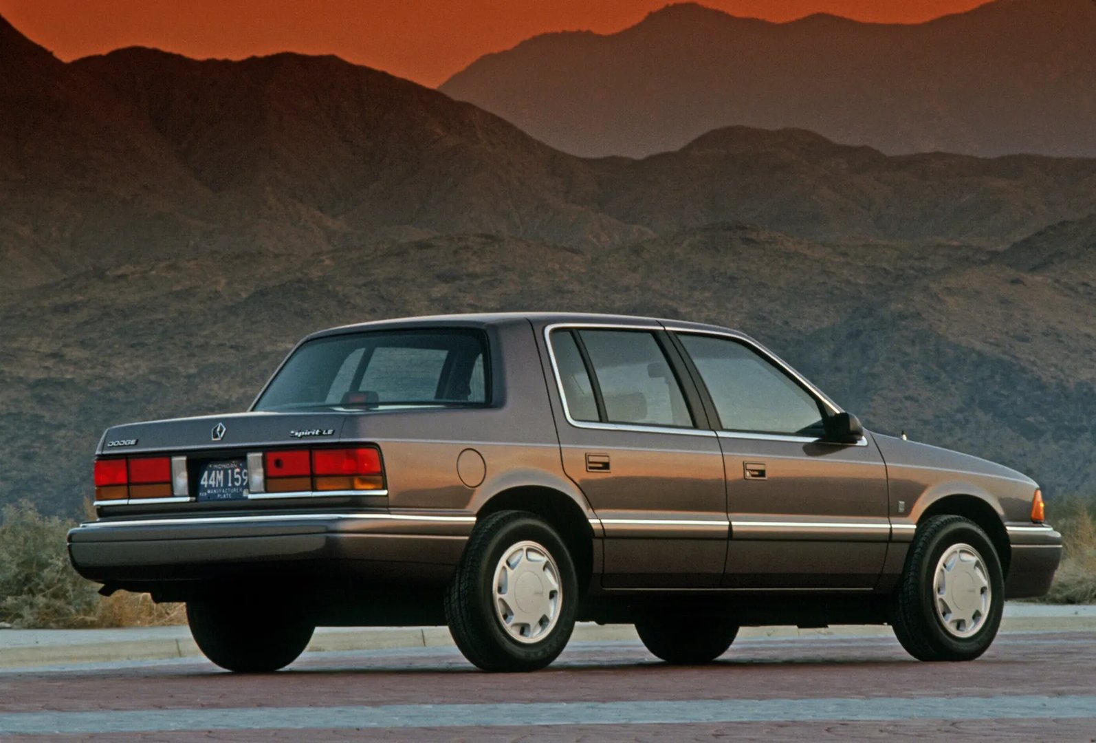 Dodge_Spirit_1_generation__Sedan__6.jpg