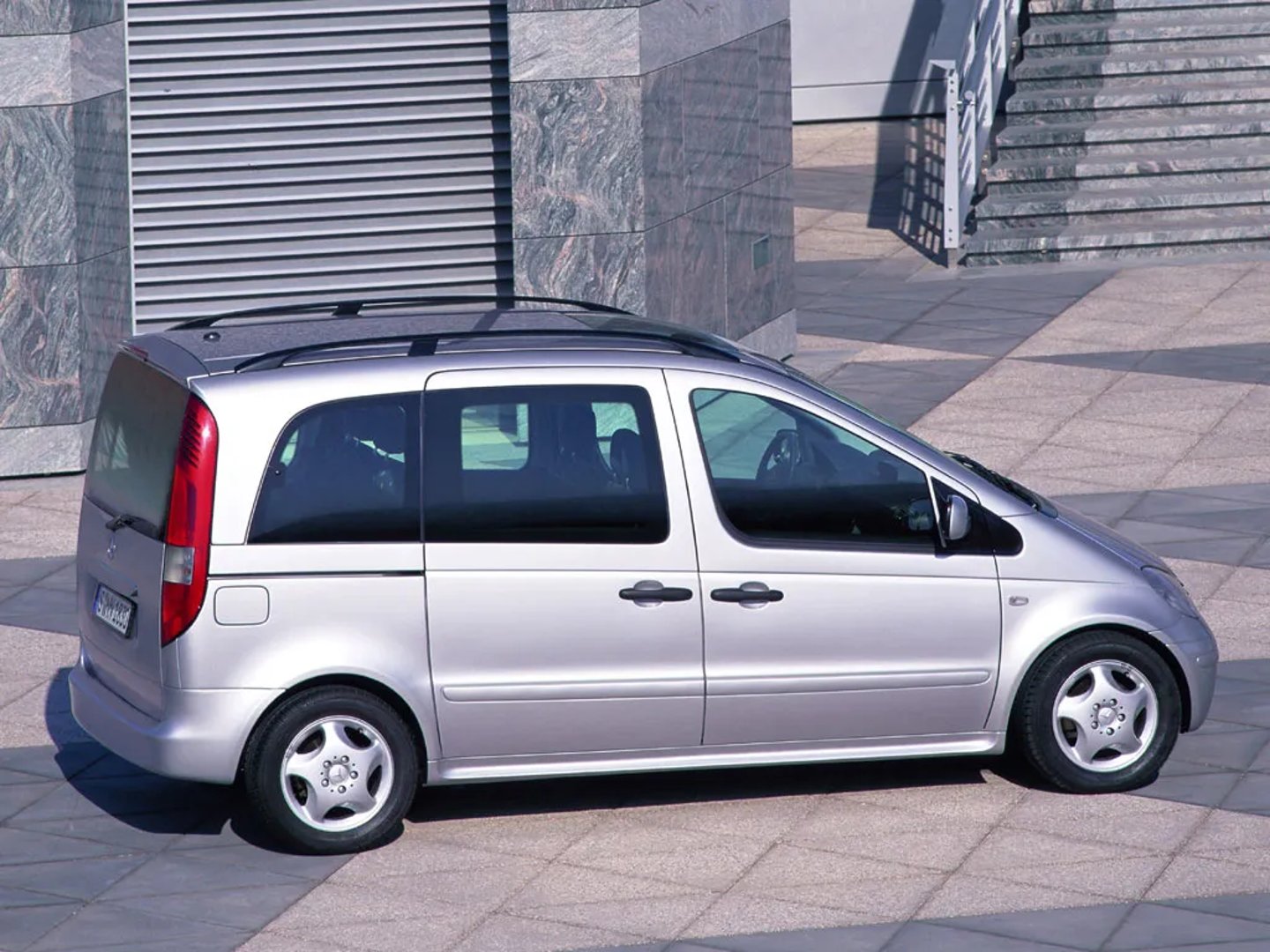 Mercedes_Vaneo_1_generation__Compact_Van__2.jpg