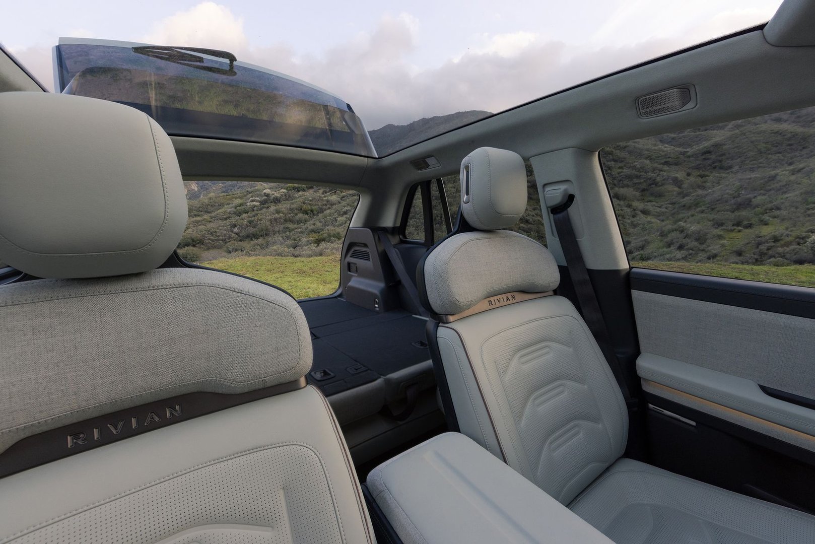 rivian_R3_1_generation__SUV_5-doors__8.jpg