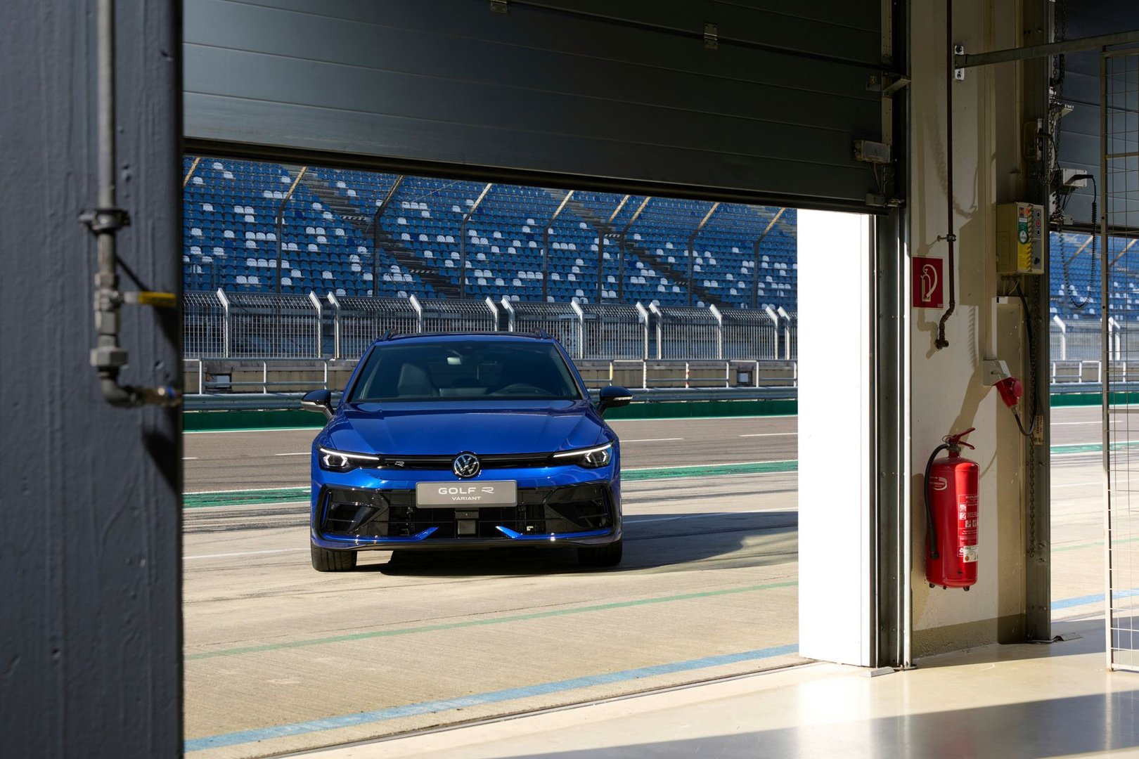 volkswagen_Golf_R_8_generation_restyling__Estate_5-door__25.jpg