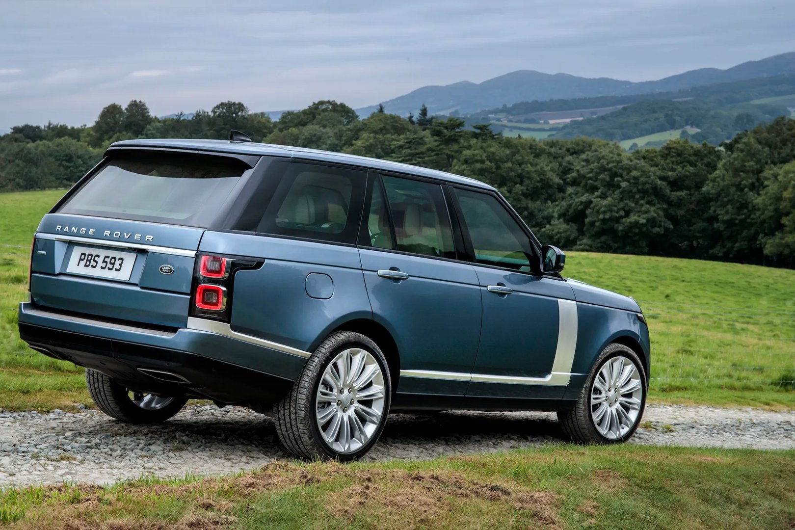 Land Rover_Range_Rover_4_generation_restyling__SUV_5-doors__2.jpg
