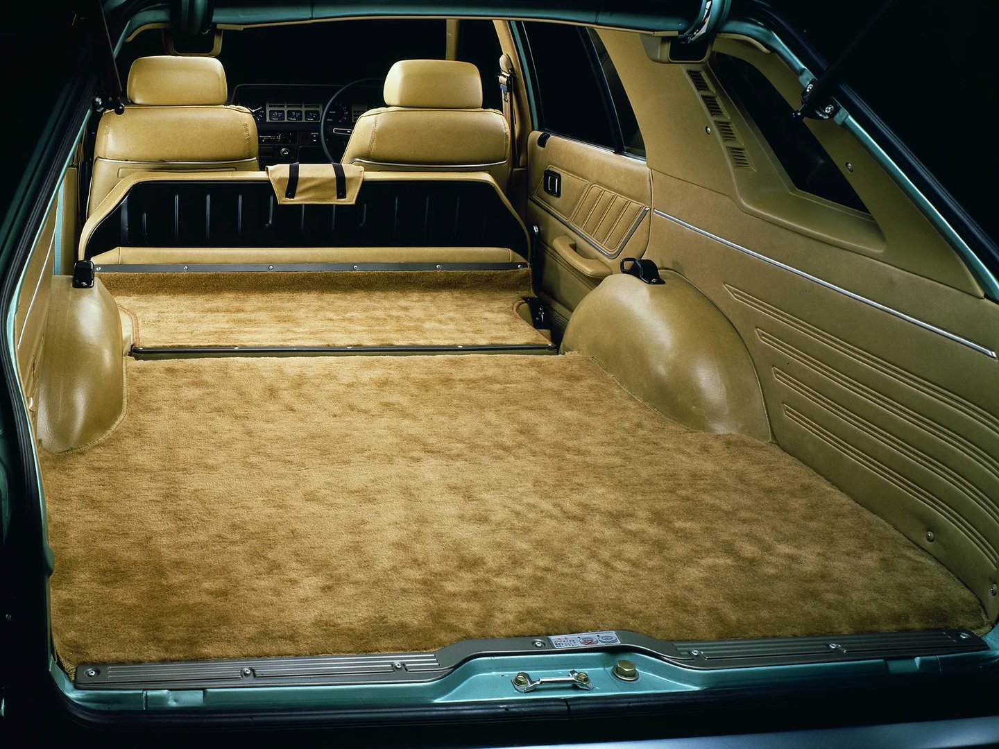Nissan_Skyline_5_generation__Estate_5-door__7.jpg