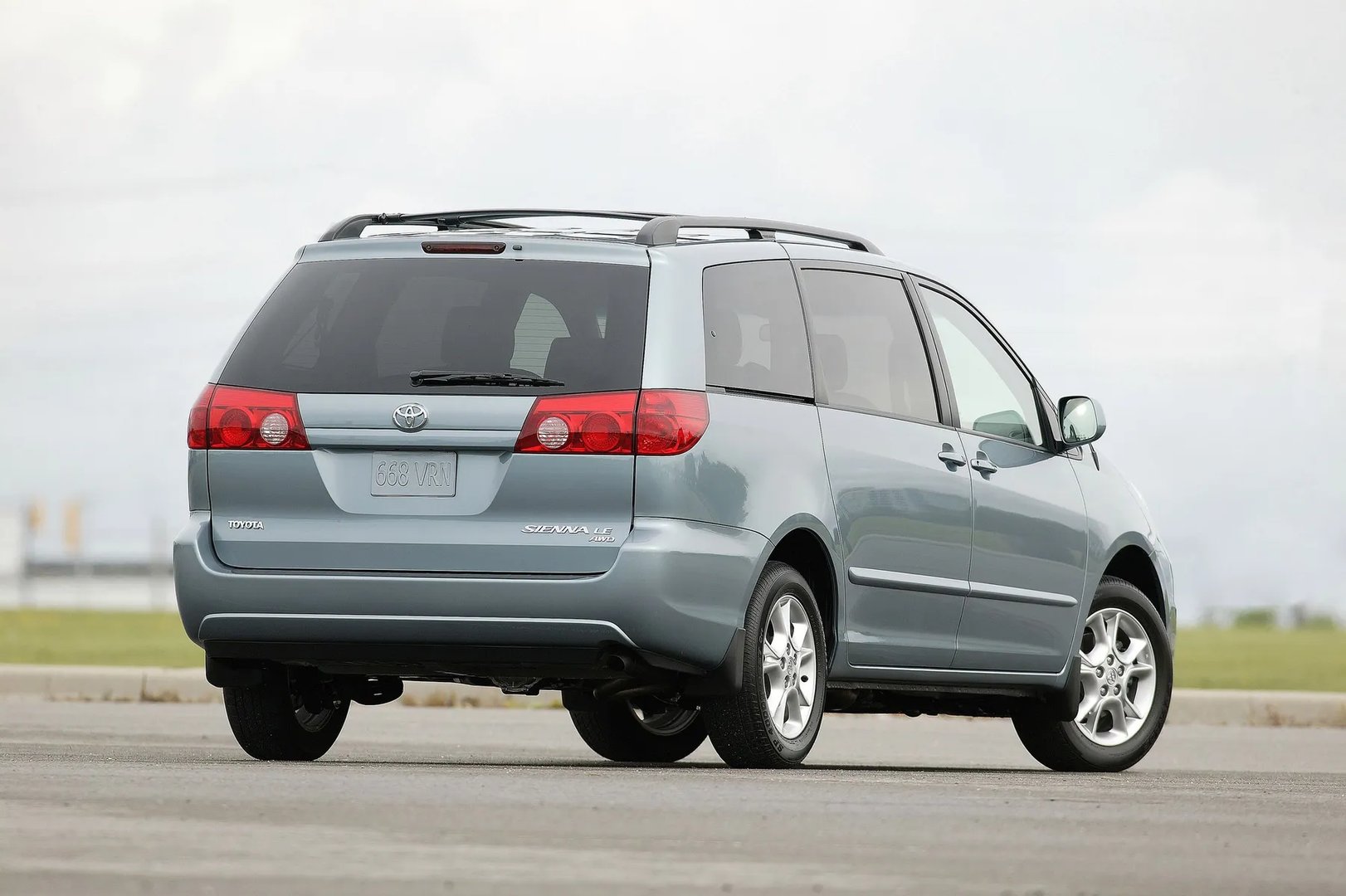 Toyota_Sienna_2_generation_restyling__Minivan__2.jpg