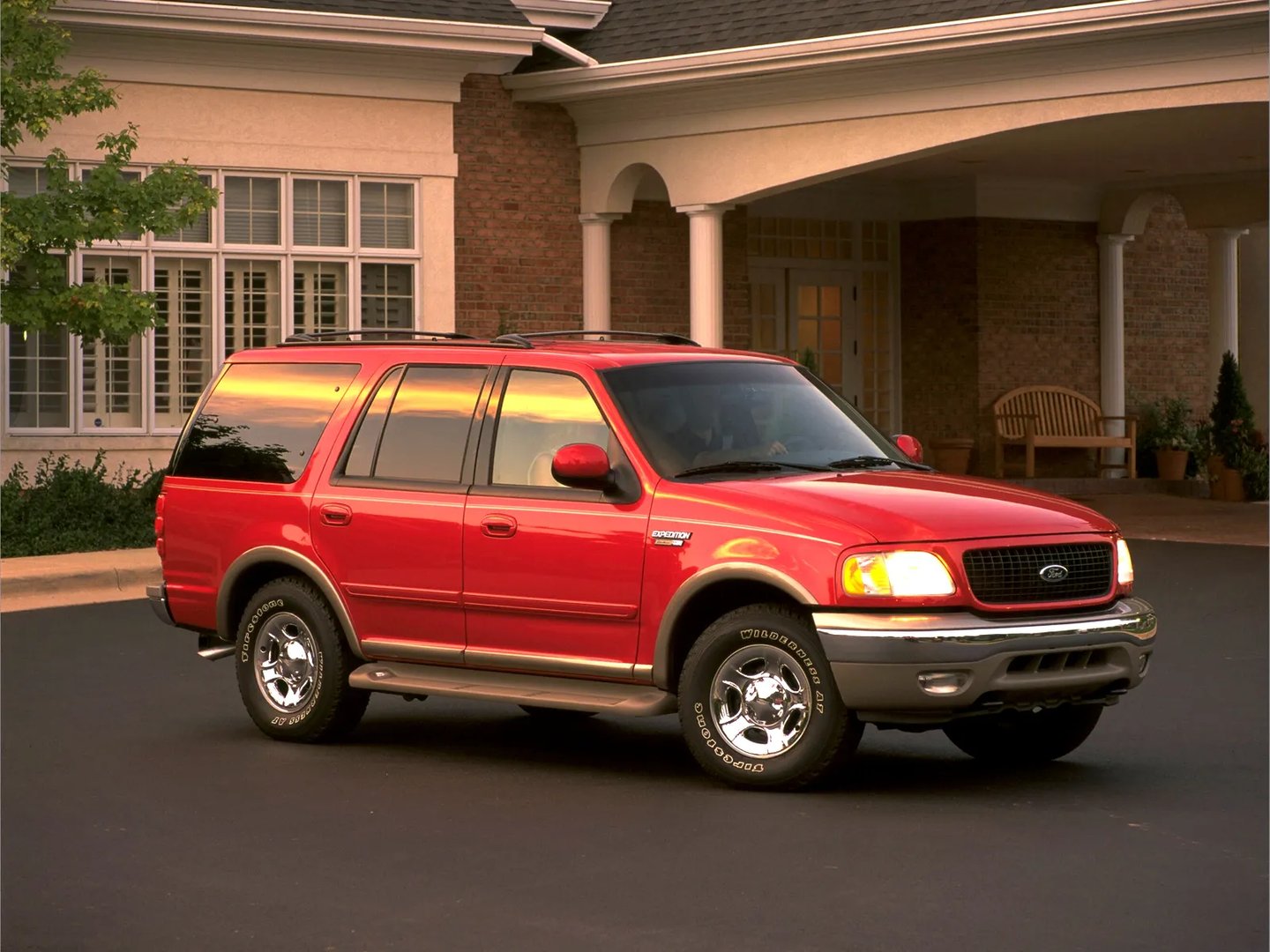 Ford_Expedition_1_generation__SUV_5-doors__4.jpg