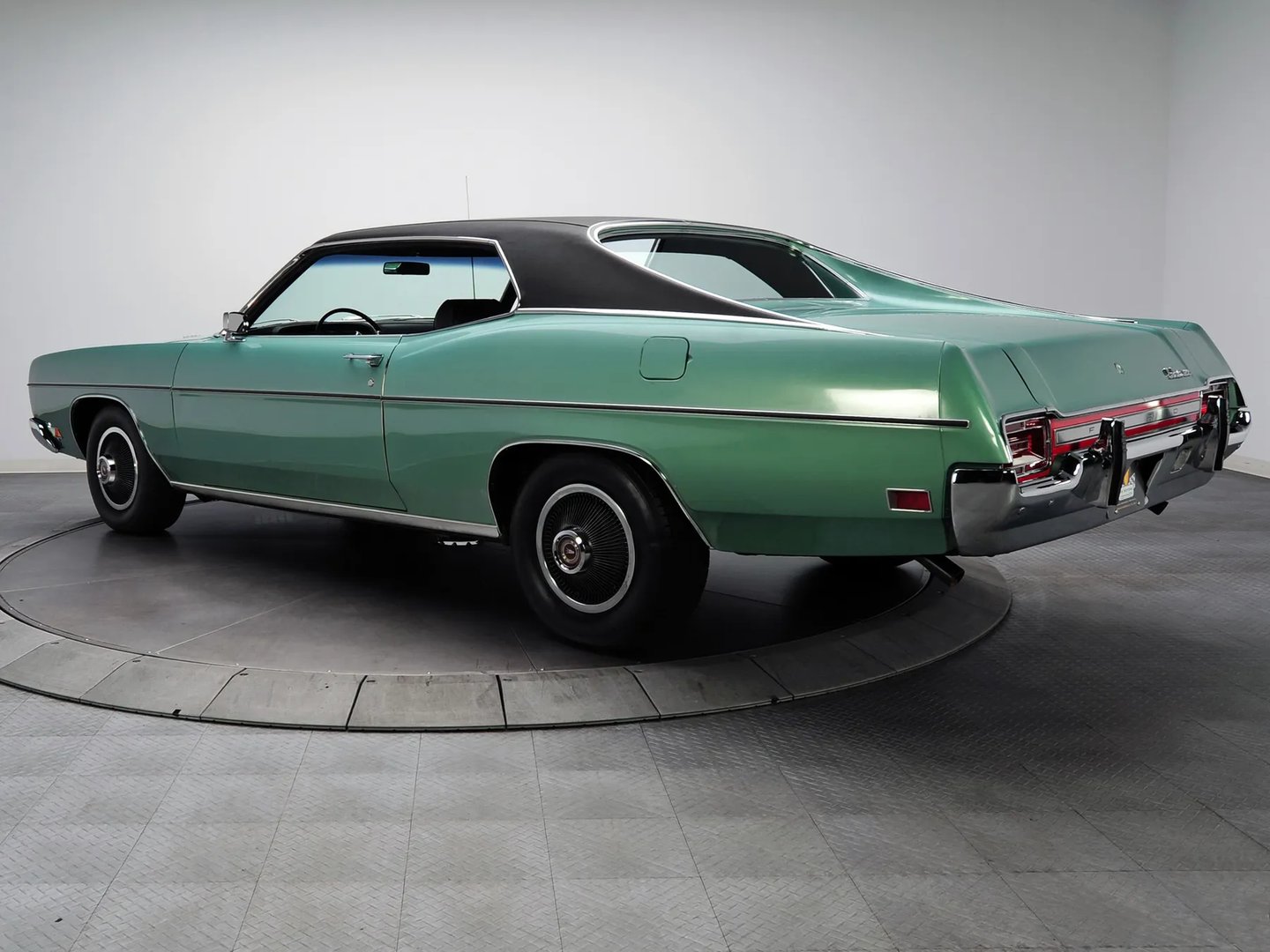 Ford_Galaxie_(USA)_4_generation__Coupe_Hardtop__1.jpg