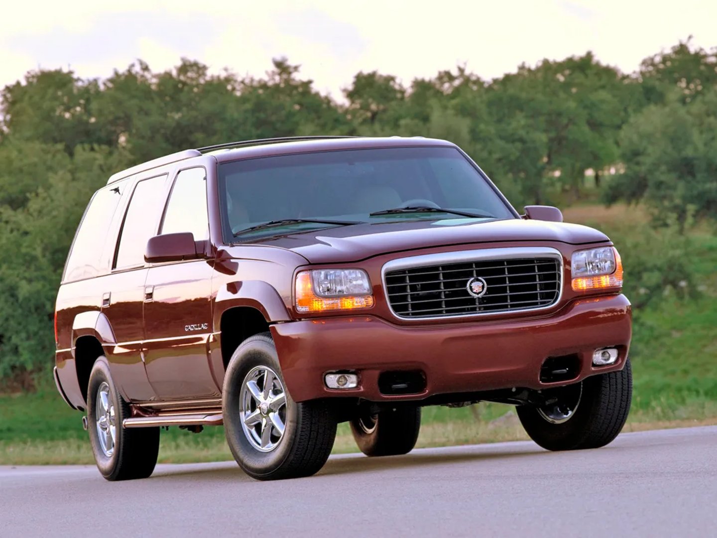 Cadillac_Escalade_1_generation__SUV_5-doors__2.jpg