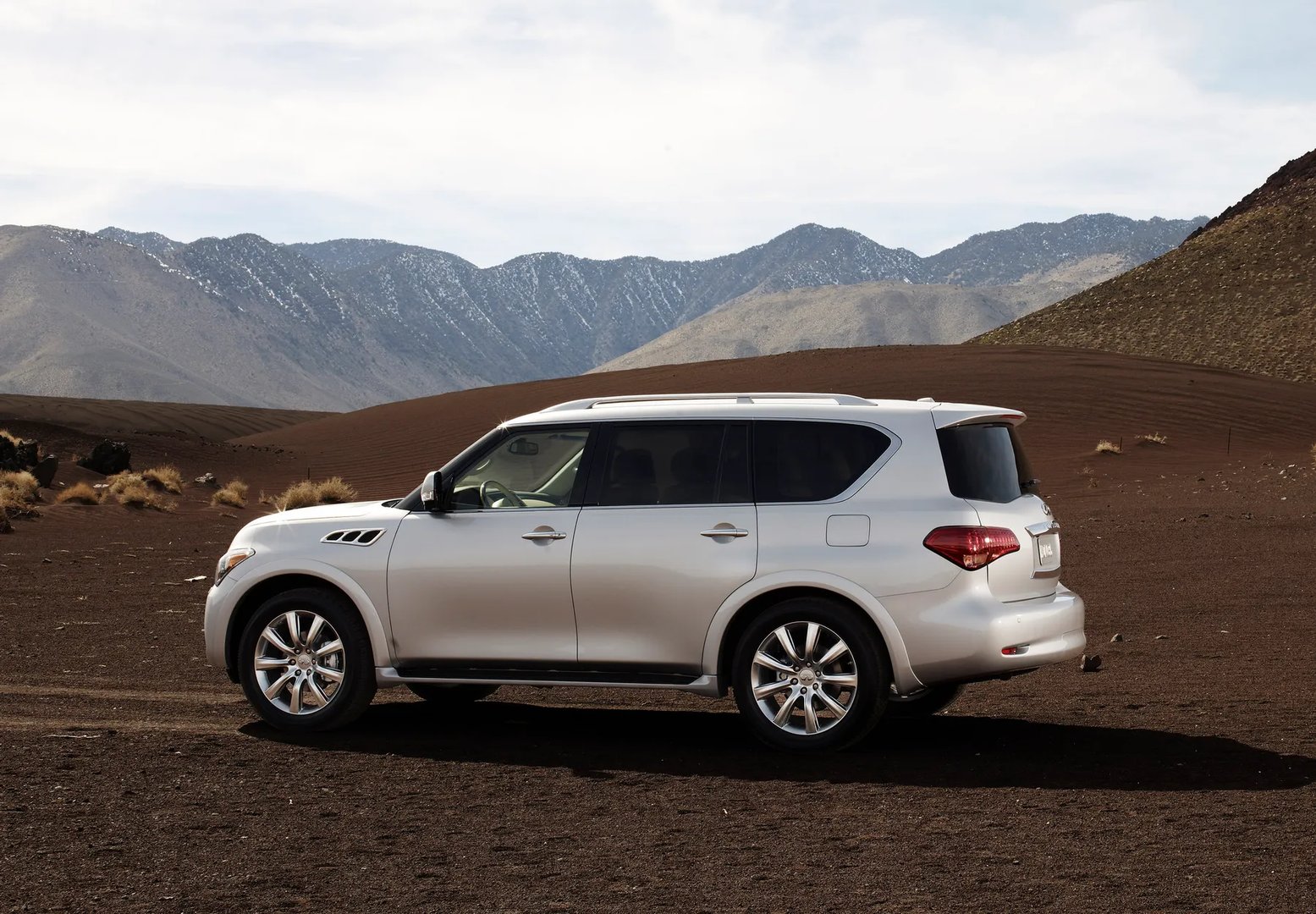 Infiniti_QX56_2_generation__SUV_5-doors__8.jpg