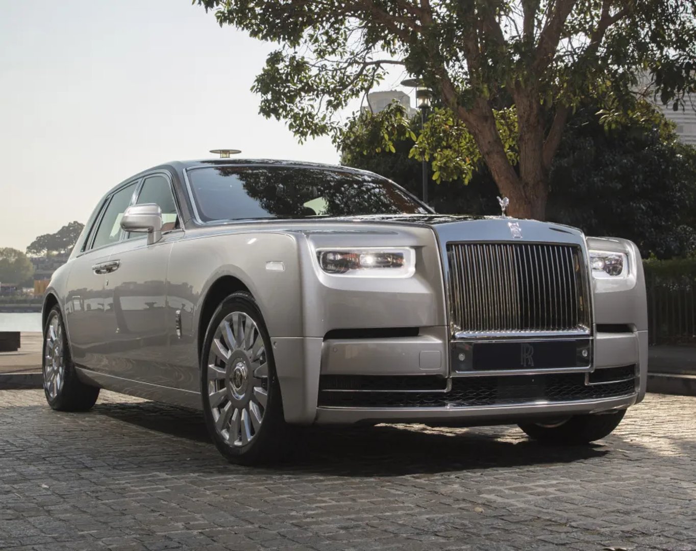 Rolls-Royce_Phantom_8_generation__Sedan__11.jpg