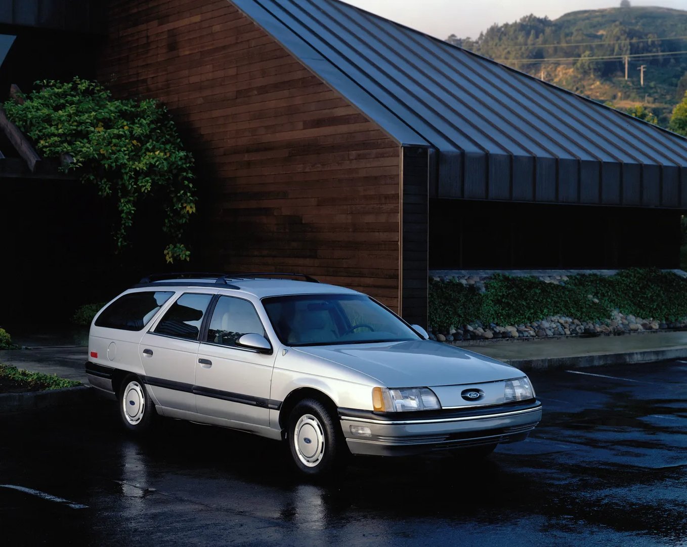 Ford_Taurus_1_generation__Estate_5-door__2.jpg