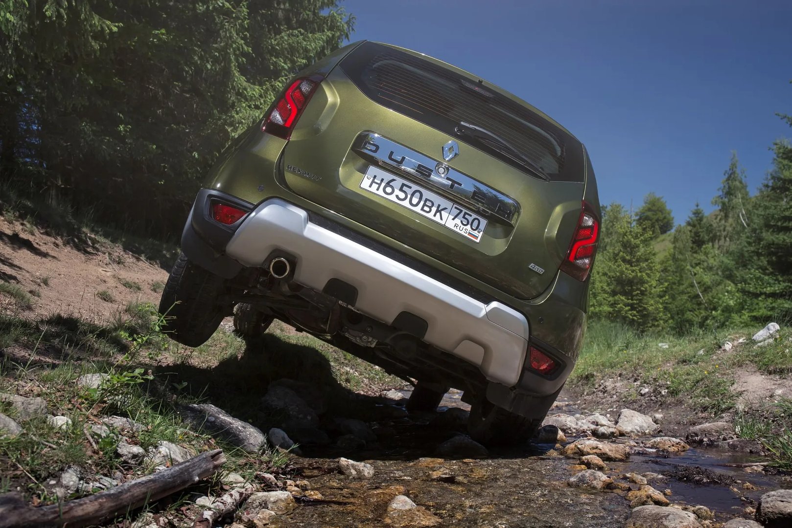 Renault_Duster_1_generation_restyling__SUV_5-doors__8.jpg