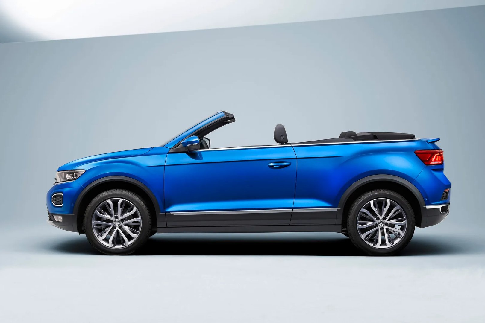 Volkswagen_T-Roc_1_generation__SUV_cabriolet__3.jpg