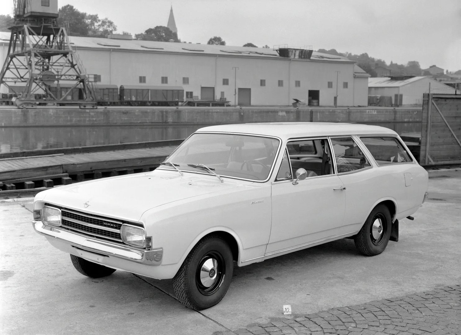 Opel_Rekord_3_generation__Estate_3-door__7.jpg