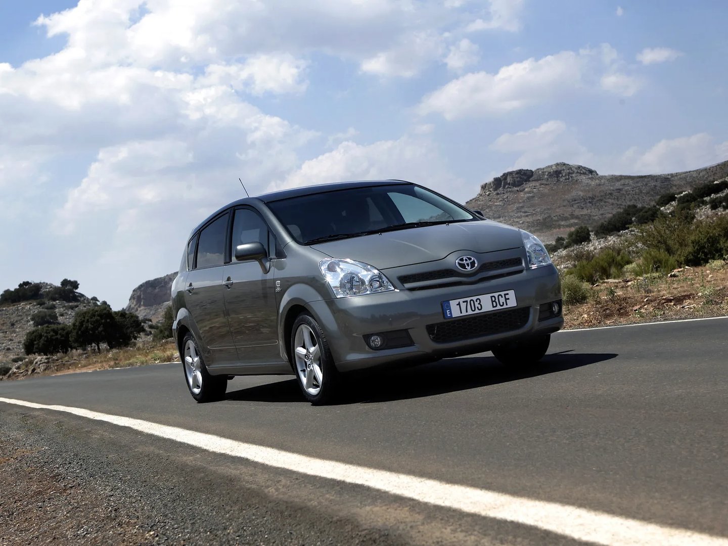 Toyota_Corolla_Verso_1_generation_restyling__Compact_Van__7.jpg