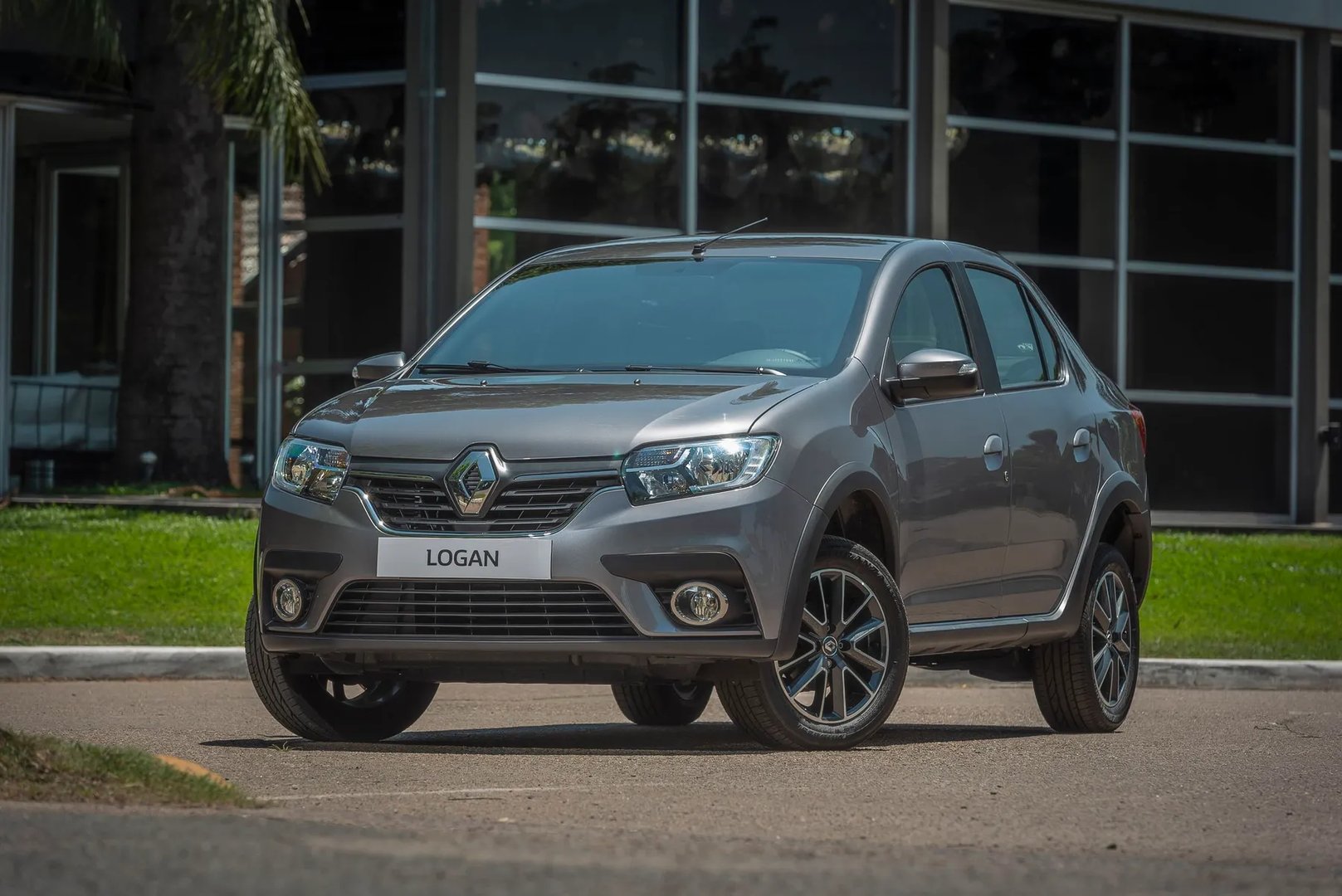 Renault_Logan_2_generation_restyling__Sedan__6.jpg