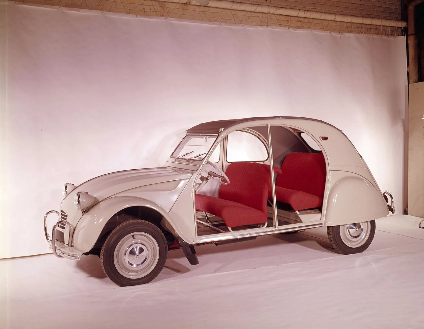 Citroen_2_CV_1_generation__Sedan__11.jpg