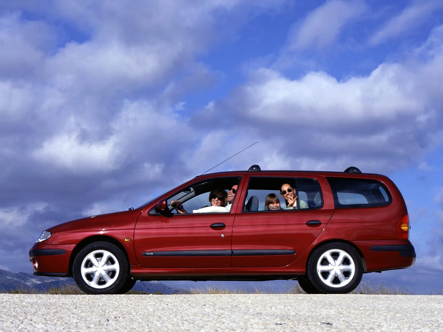 Renault_Megane_1_generation_restyling__Estate_5-door__4.jpg