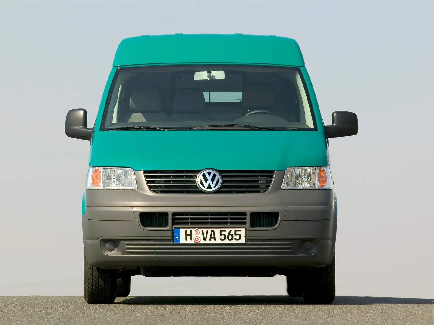 Volkswagen_Transporter_5_generation__Van__2.jpg