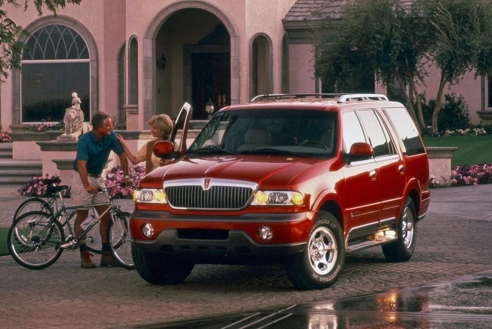 Lincoln_Navigator_1_generation__SUV_5-doors__6.jpg