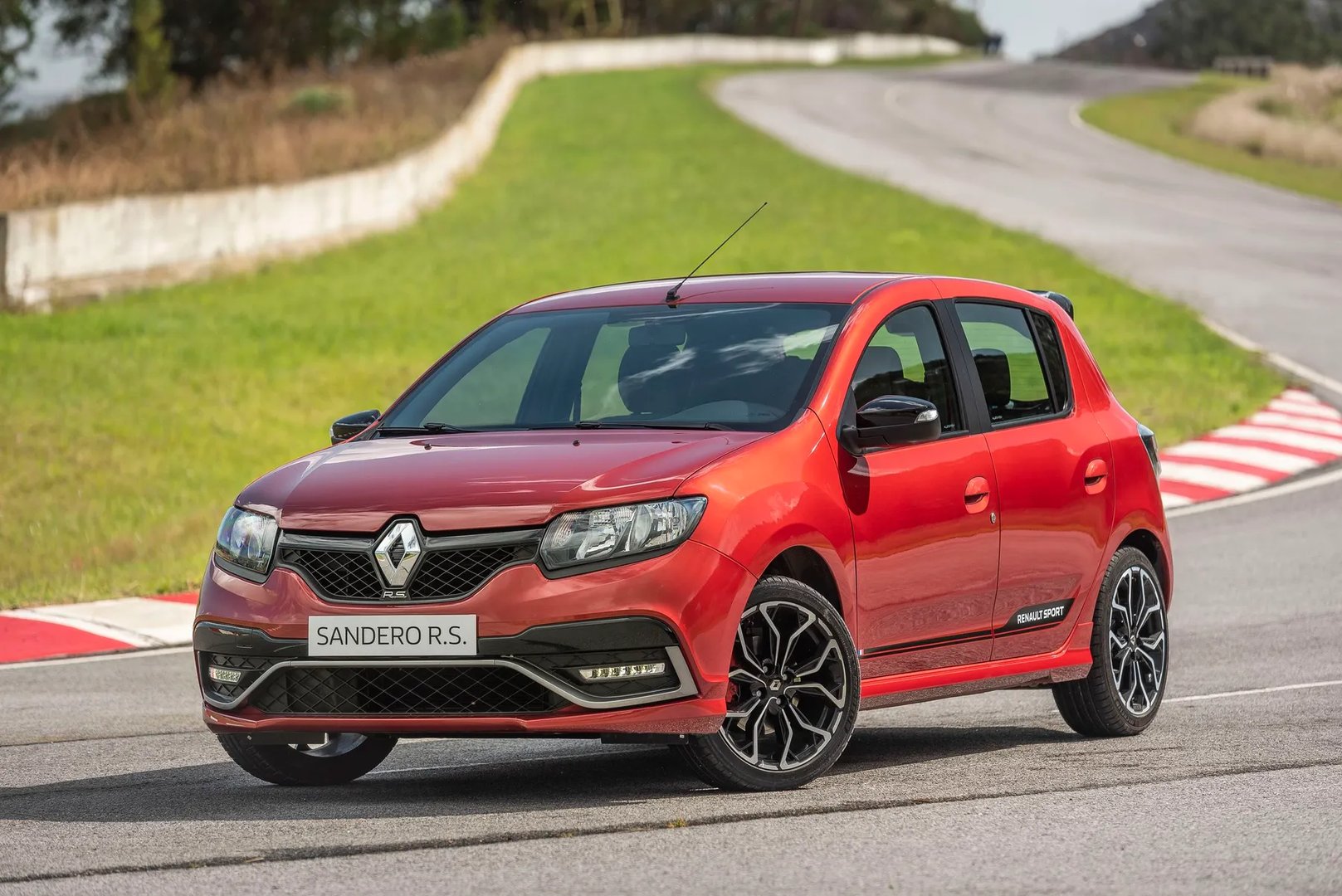 Renault_Sandero_RS_1_generation_restyling_1__Hatchback_5-door__1.jpg