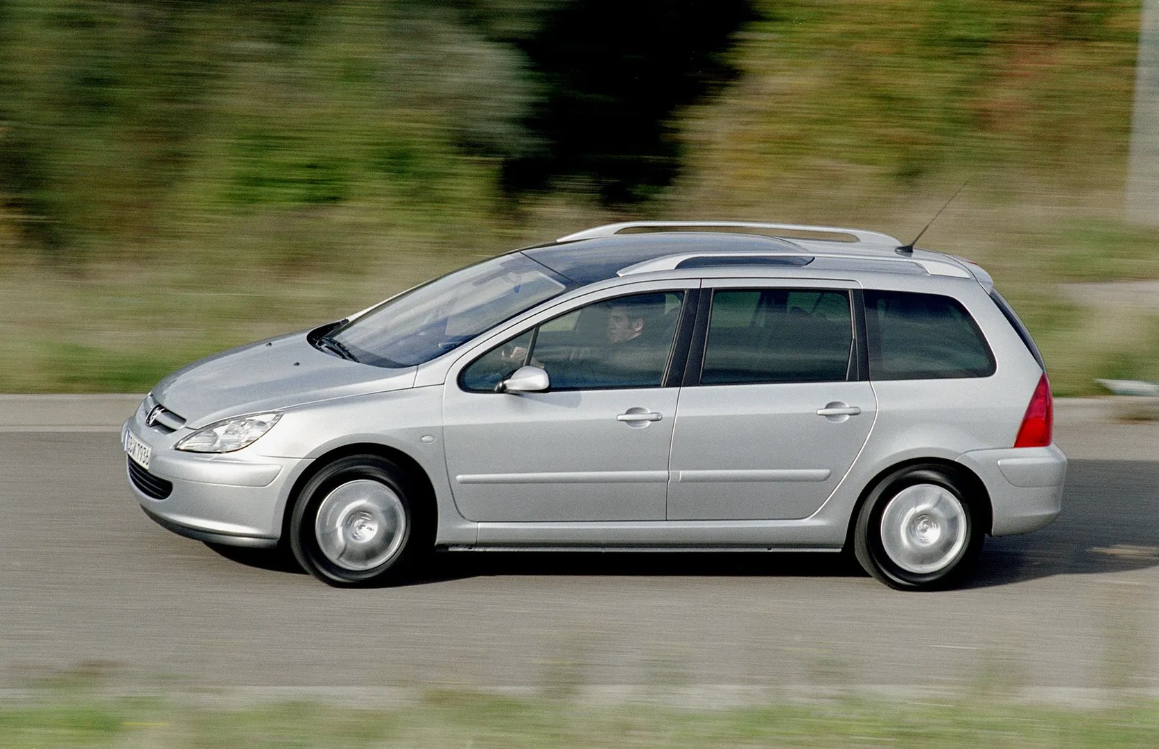Peugeot_307_1_generation__Estate_5-door__8.jpg