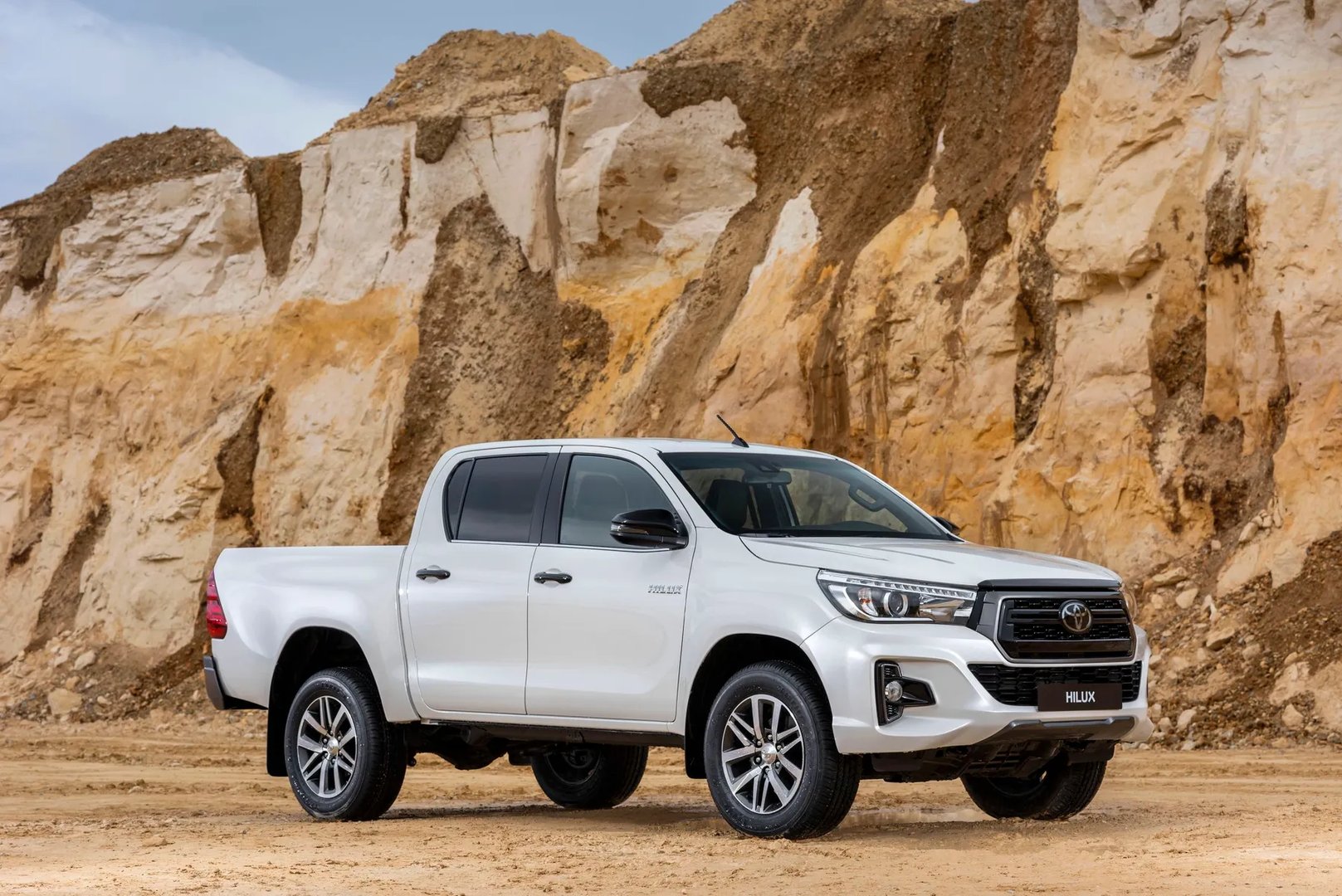 Toyota_Hilux_8_generation_restyling__Pickup_double-cab__7.jpg