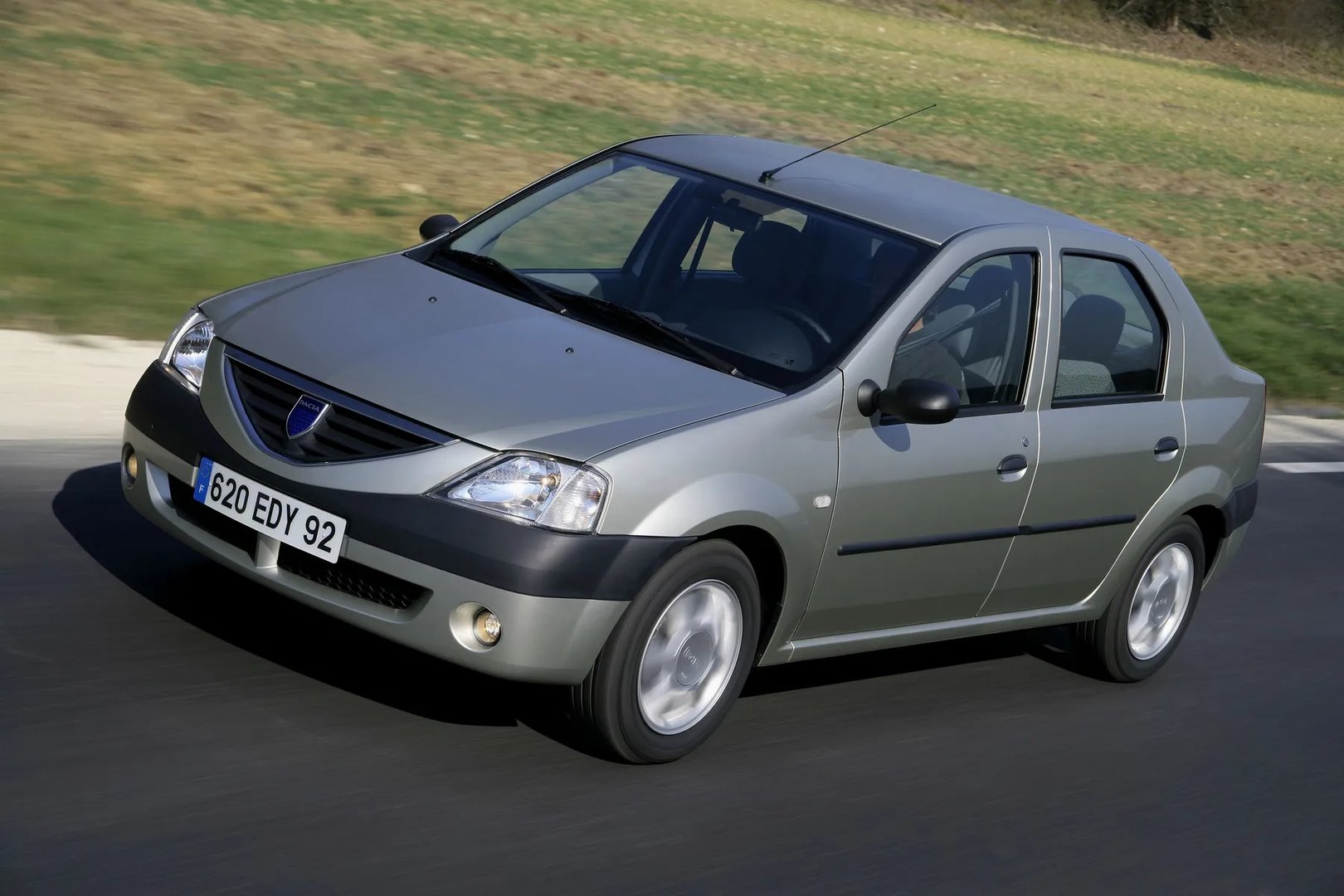 Dacia_Logan_1_generation__Sedan__8.jpg