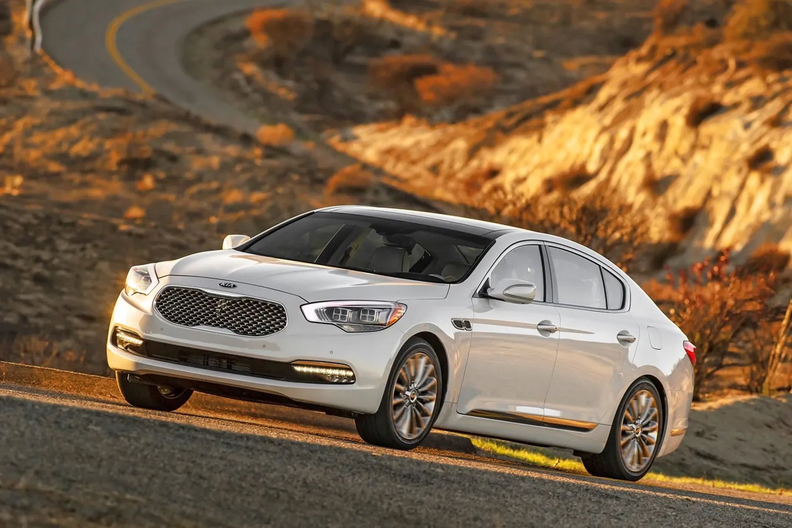 Kia_K900_1_generation__Sedan__main.jpg