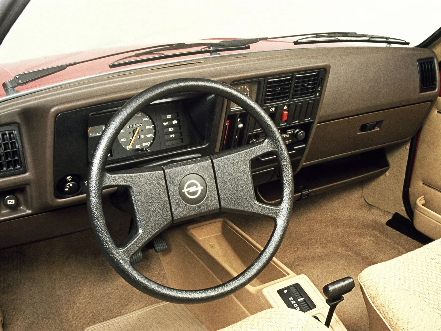 Opel_Kadett_4_generation__Hatchback_3-door__10.jpg