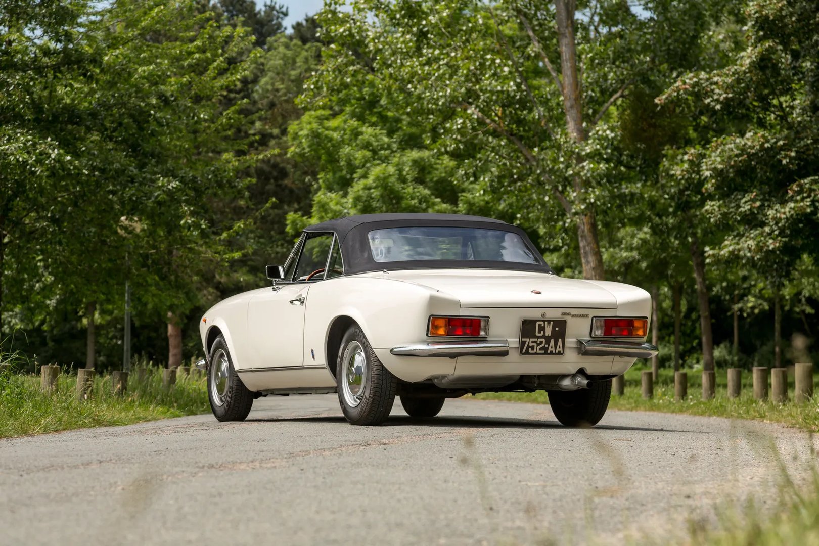 Fiat_124_Sport_Spider_1_generation__Cabrio__13.jpg