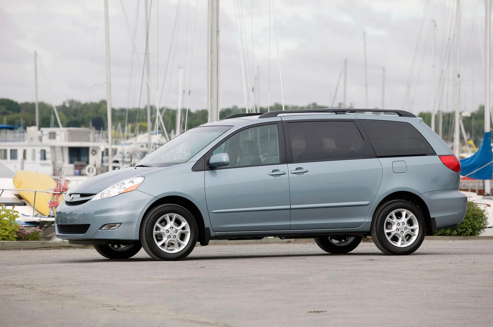 Toyota_Sienna_2_generation_restyling__Minivan__3.jpg