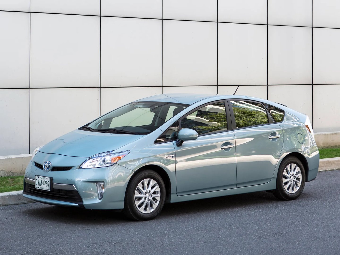 Toyota_Prius_Plug-In_3_generation__Liftback__8.jpg