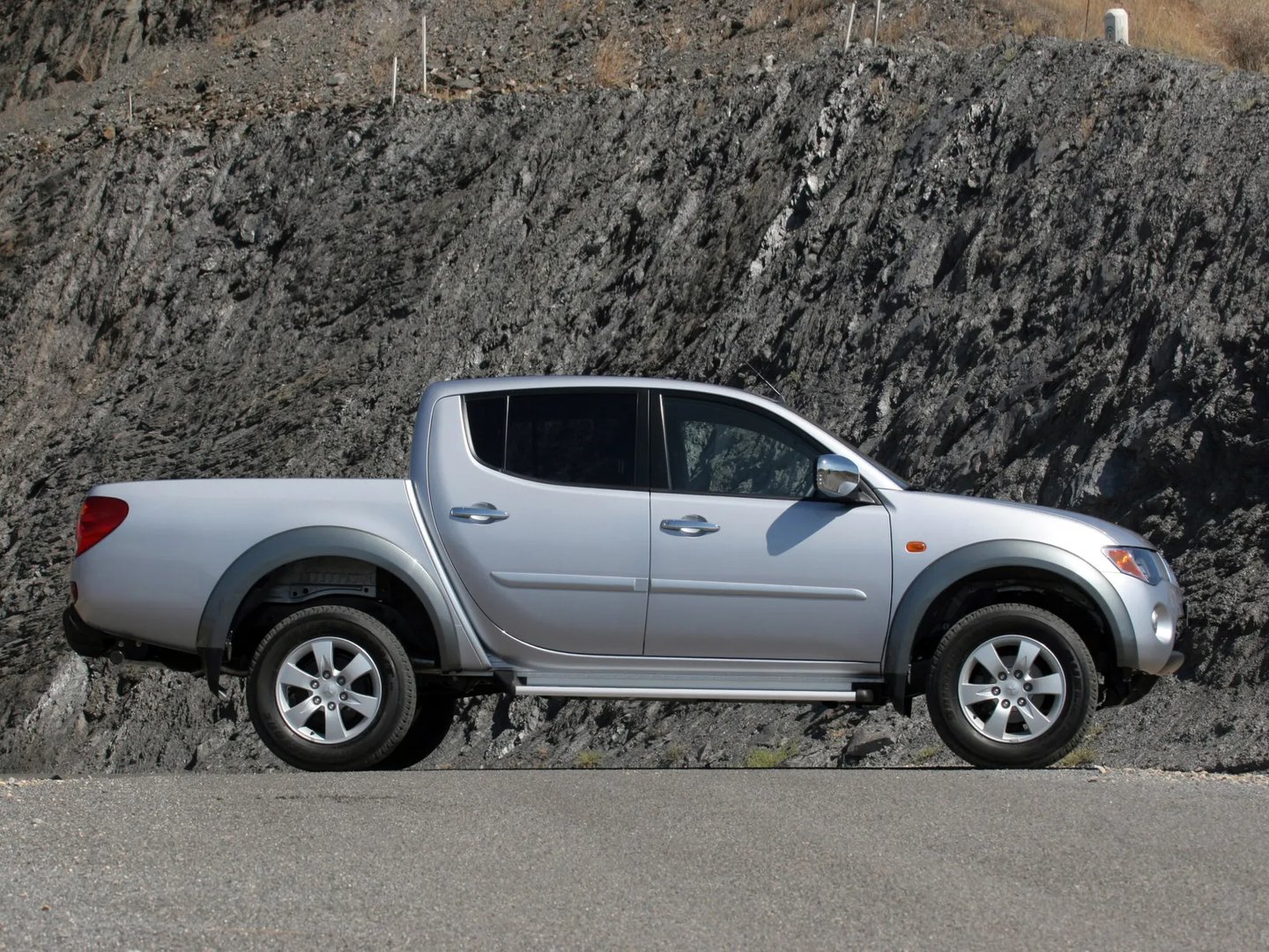Mitsubishi_L200_4_generation__Pickup_double-cab__3.jpg