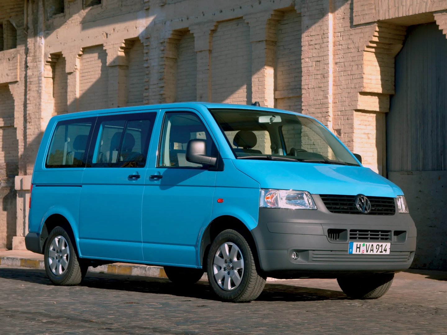 Volkswagen_Transporter_5_generation__Minivan__3.jpg