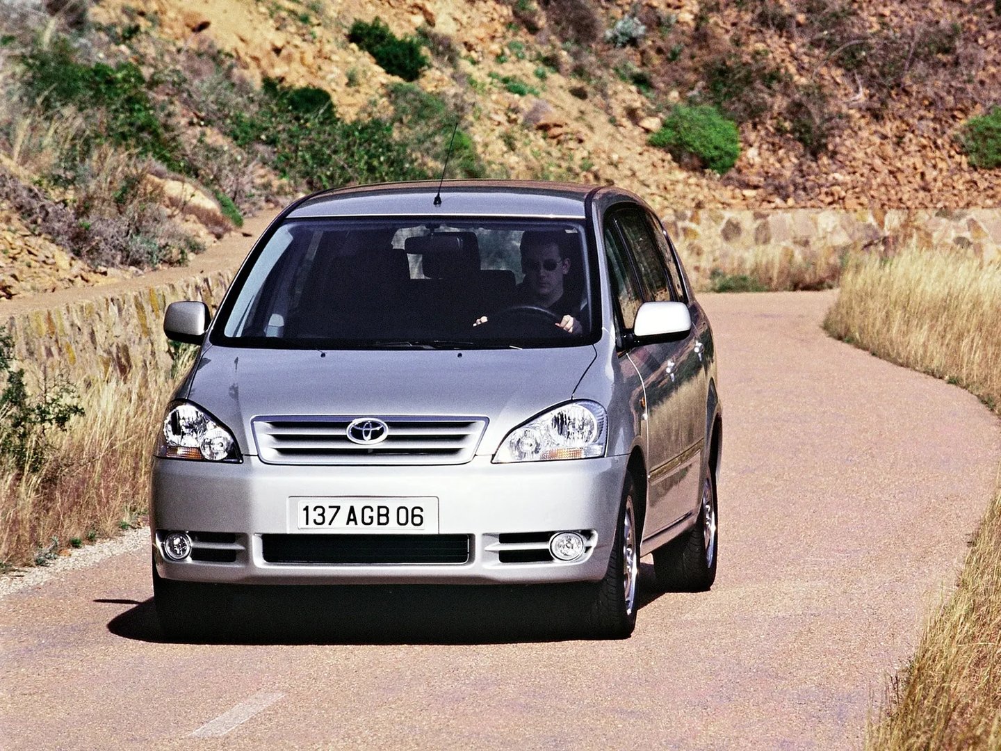 Toyota_Avensis_Verso_1_generation__Compact_Van__9.jpg