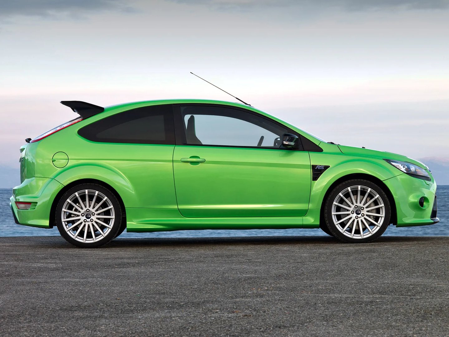 Ford_Focus_RS_2_generation__Hatchback_3-door__12.jpg
