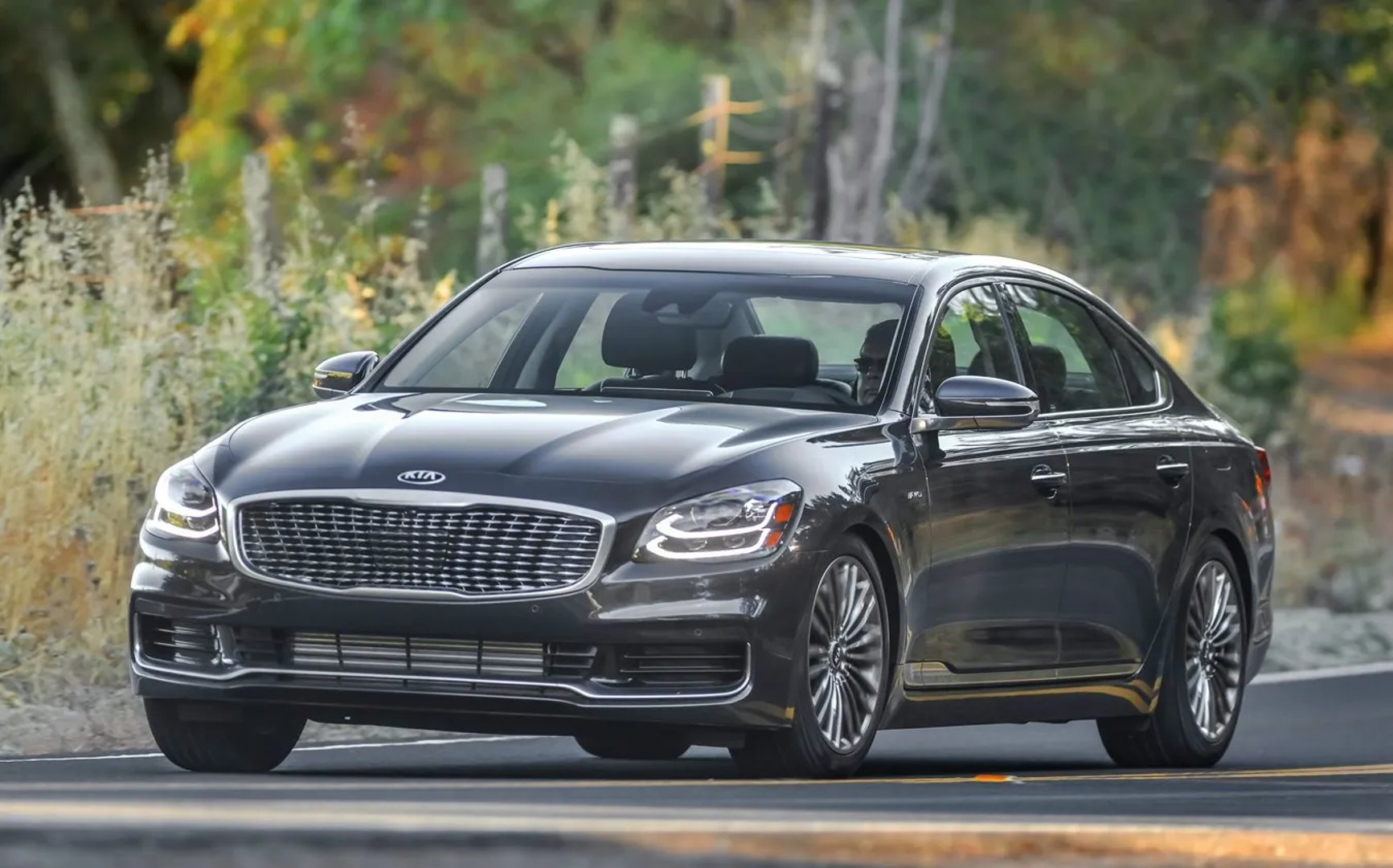 Kia_K900_2_generation__Sedan__main.jpg